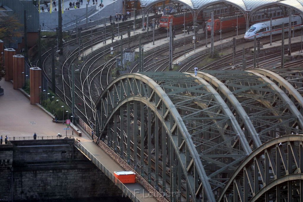 PSpringt kein Suizid Brueckenspringer Koeln Hohenzollernbruecke P004.jpg